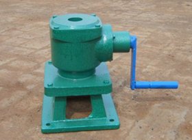 侧摇螺杆启闭机